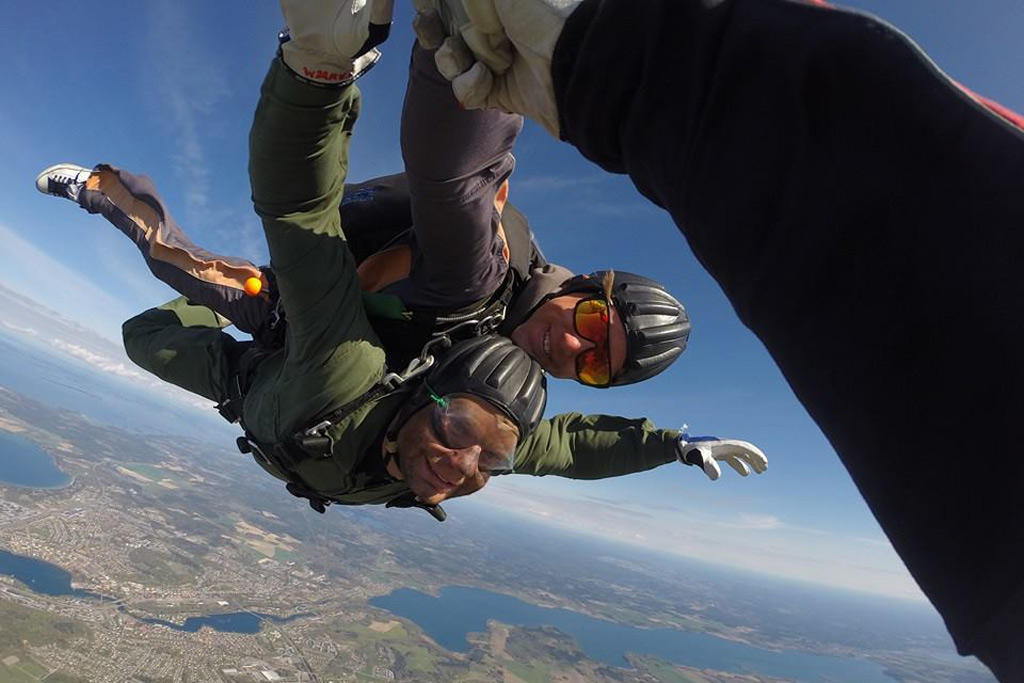 Skakar hand med tandem piloten